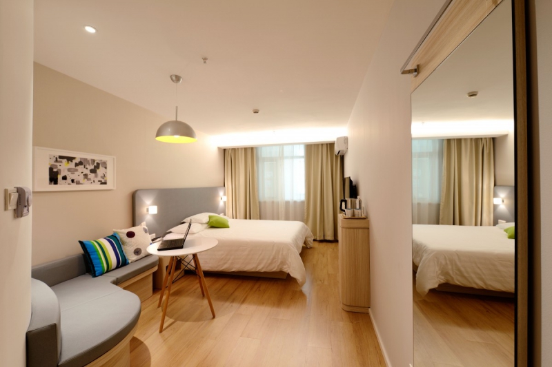 hotel-VARAGES-min_hotel_guest_room_new-634601