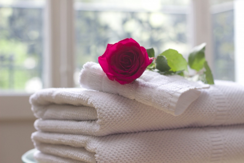 hotel-VARAGES-min_towel_rose_clean_care_salon_spa_white_bath-731641